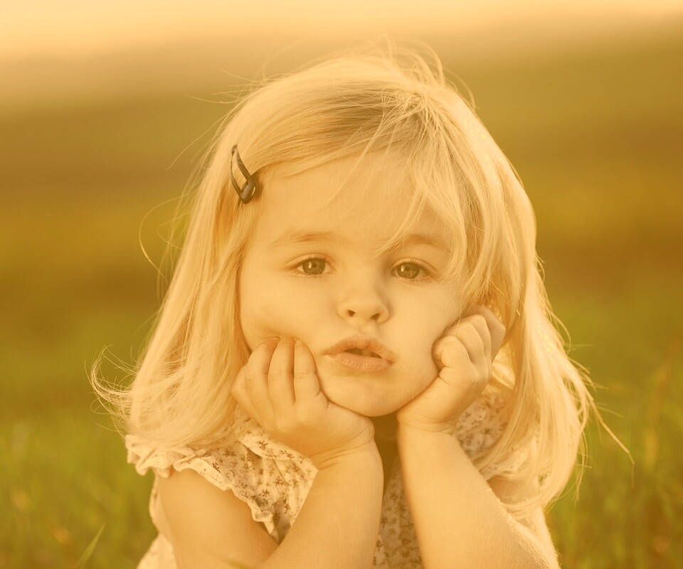 Малышка грустит обои