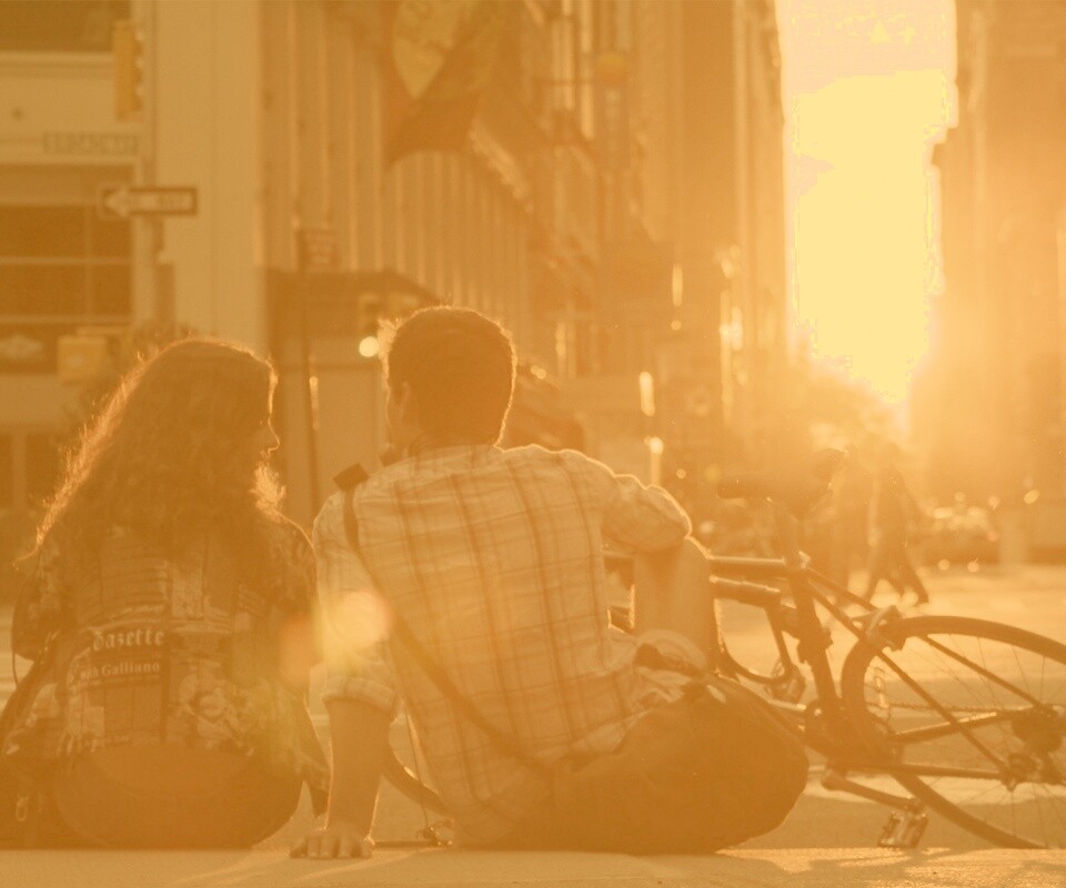 Девушка и парень с велосипедом на закате обои