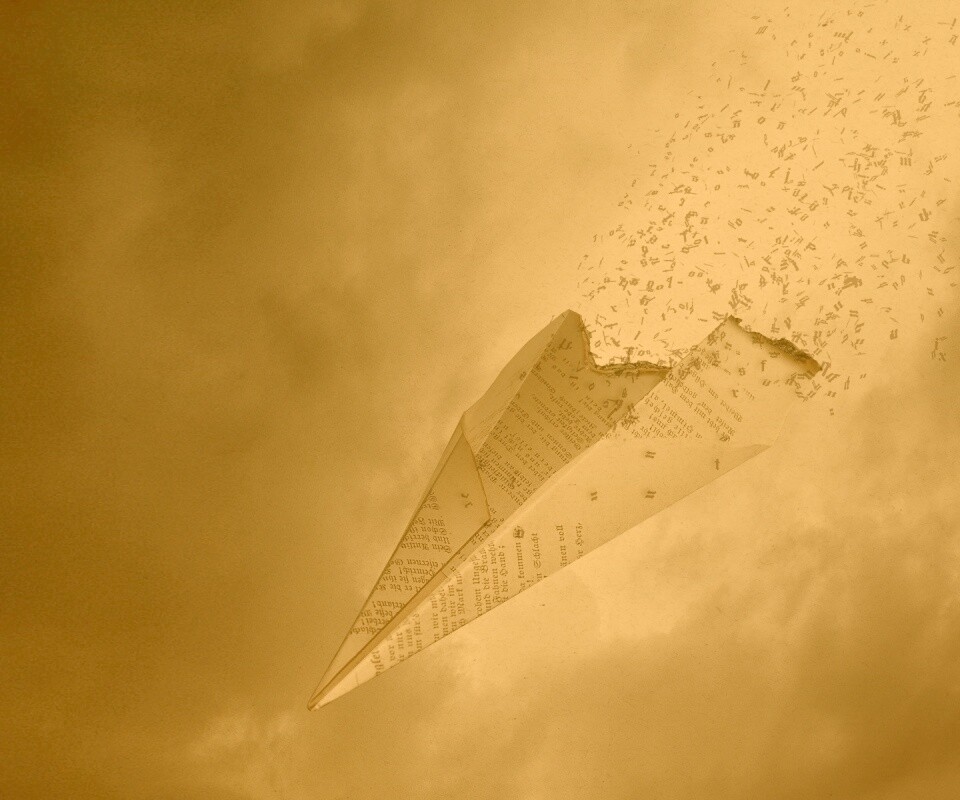 Крушение бумажного самолётика обои