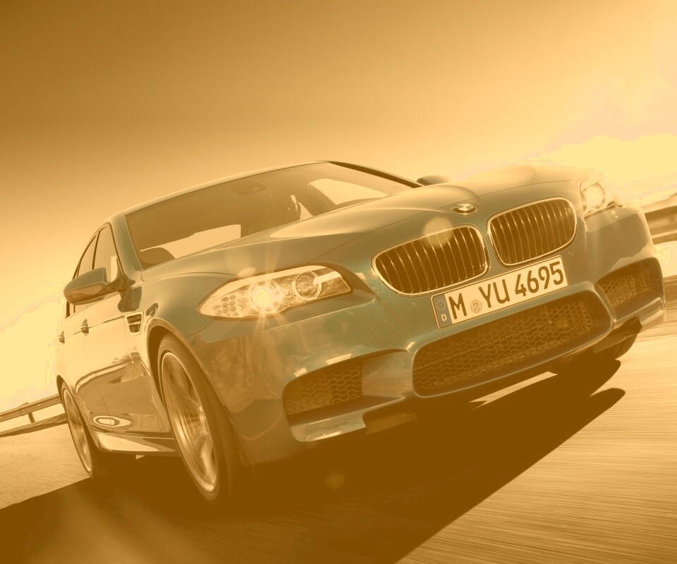 Синий БМВ на трассе обои