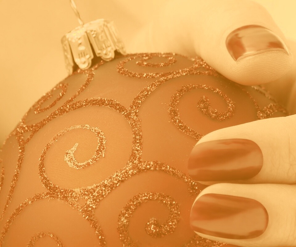 Елочная игрушка в руке обои