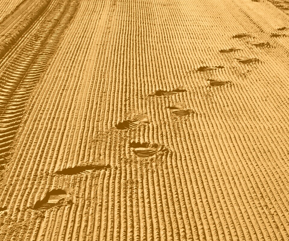 Следы на песке обои