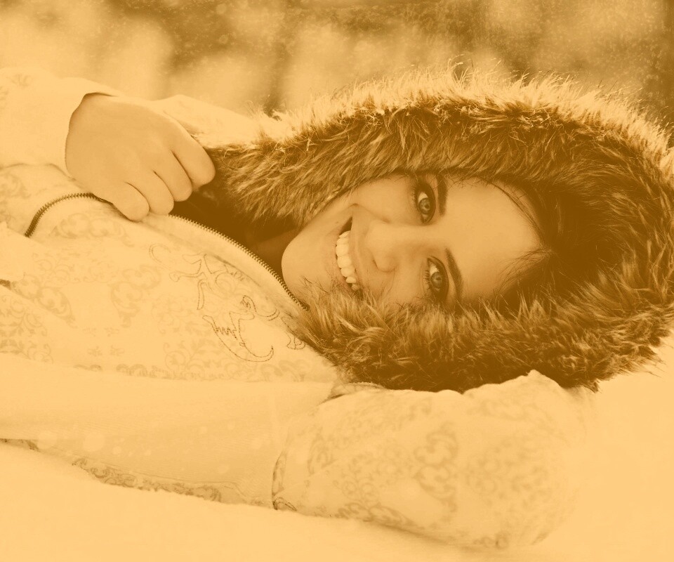 Девушка в снегу обои