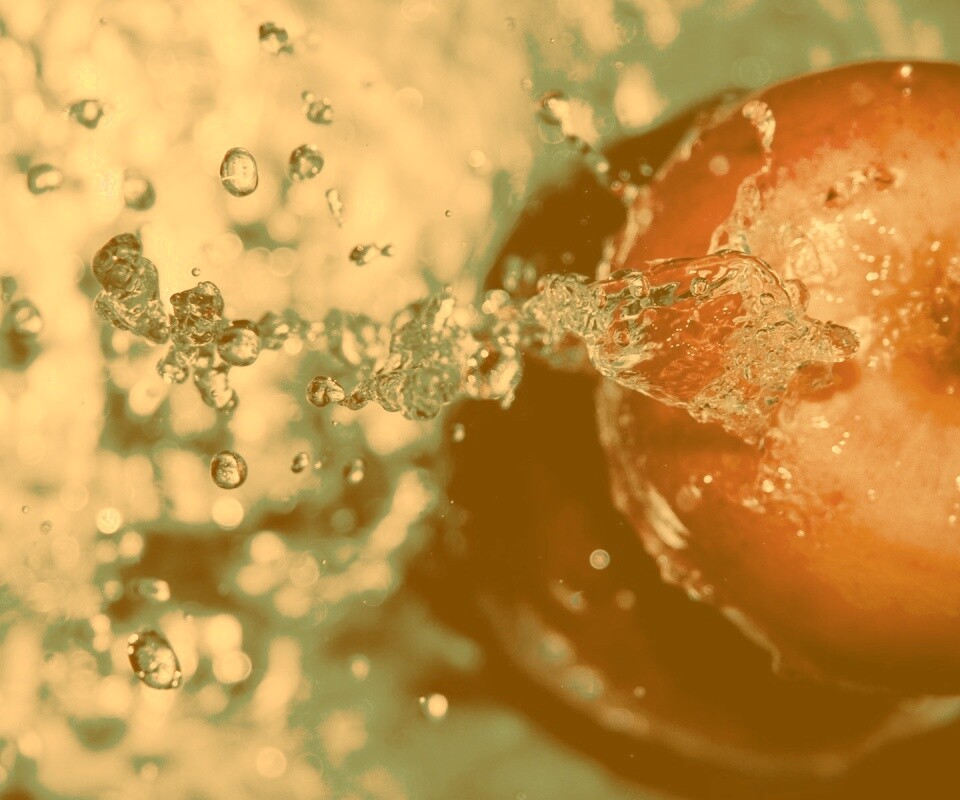 Брызги на яблоке обои