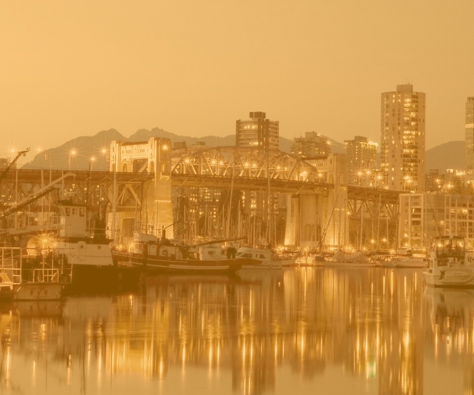 Мост и катера на закате обои