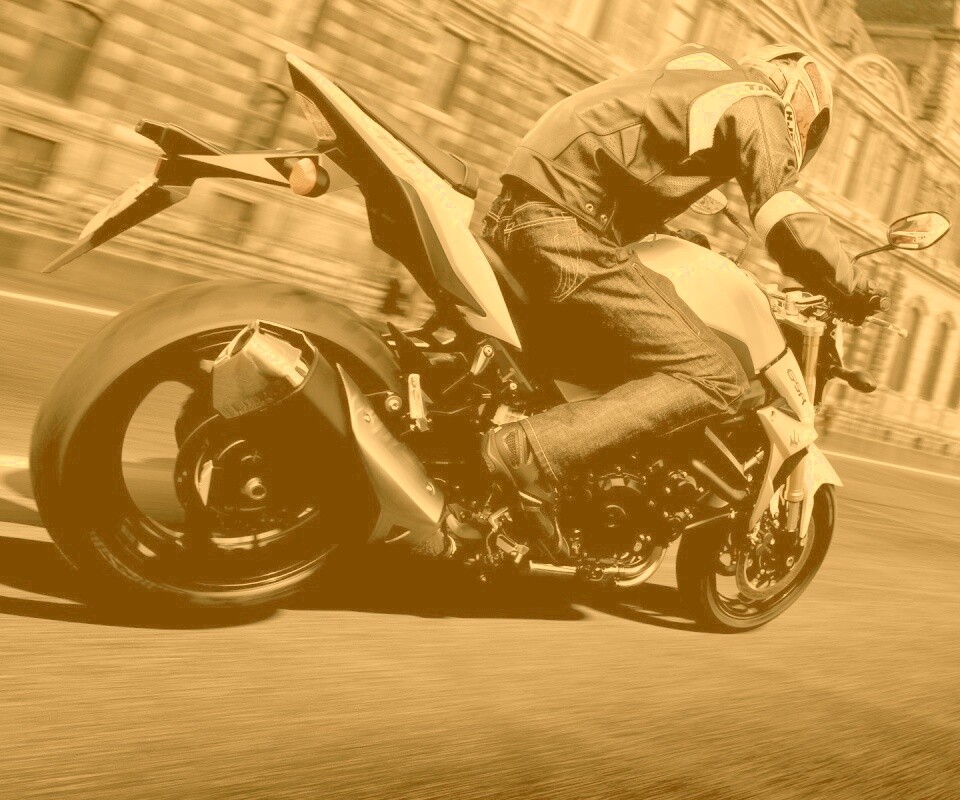 Мотоциклист мчится по городу обои