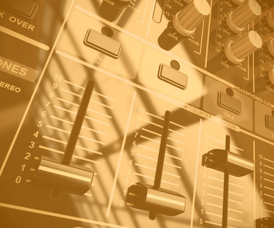 Пульт диджея и отражение на нем обои