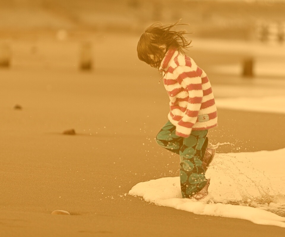 Ребенок и волна обои