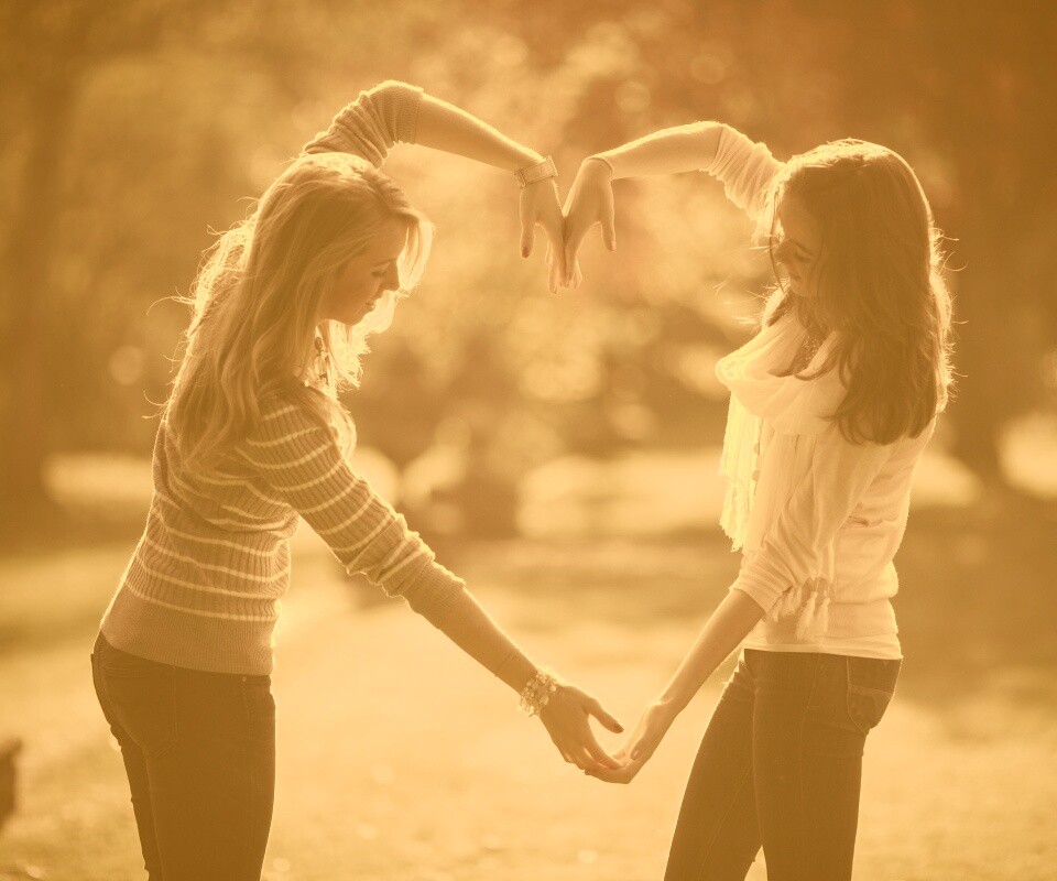 Две девушки и сердце из рук обои