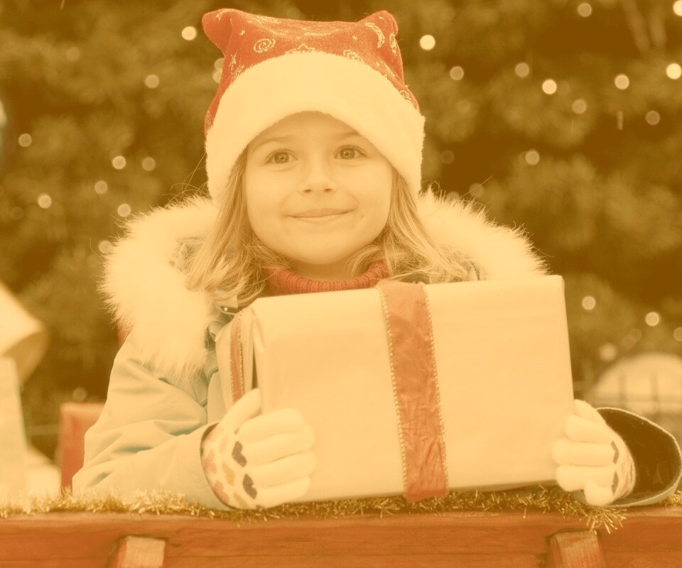 Ребенок с подарком обои