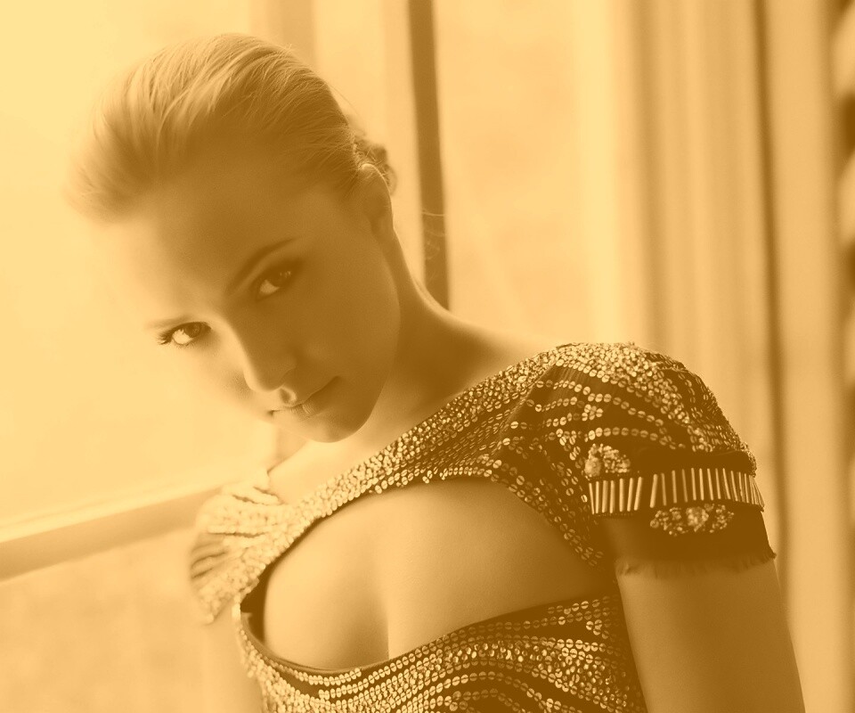 Блондинка у окна обои