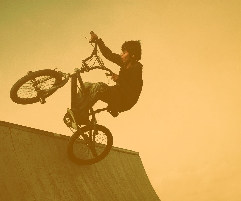 Мальчик на рампе обои