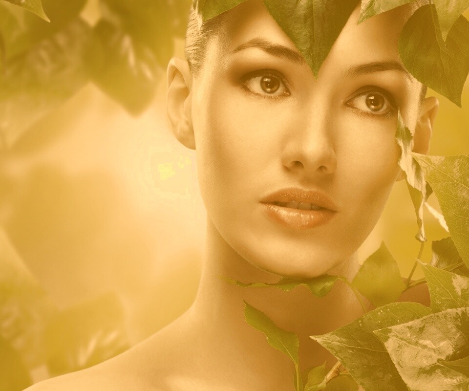 Девушка с зелеными листьями обои