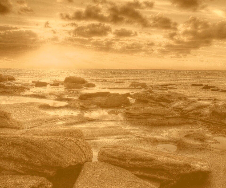 Каменистый берег на закате обои