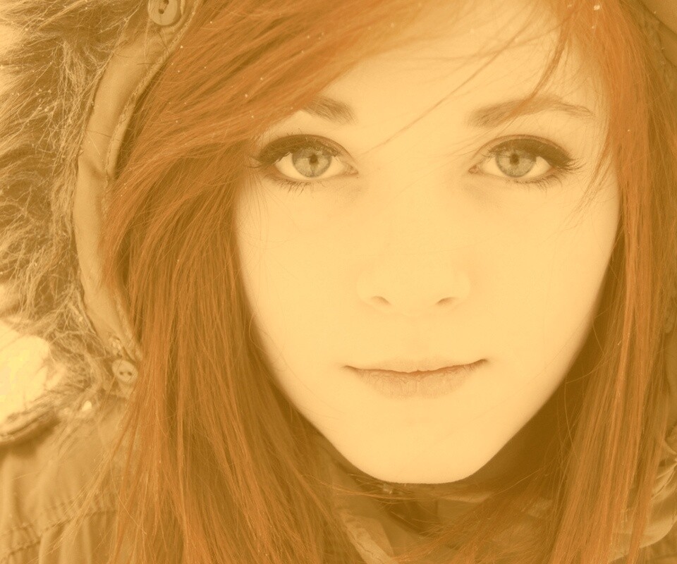 Рыжая в капюшоне обои