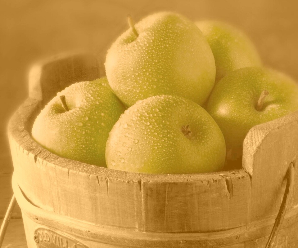 Ведро зеленых яблок обои