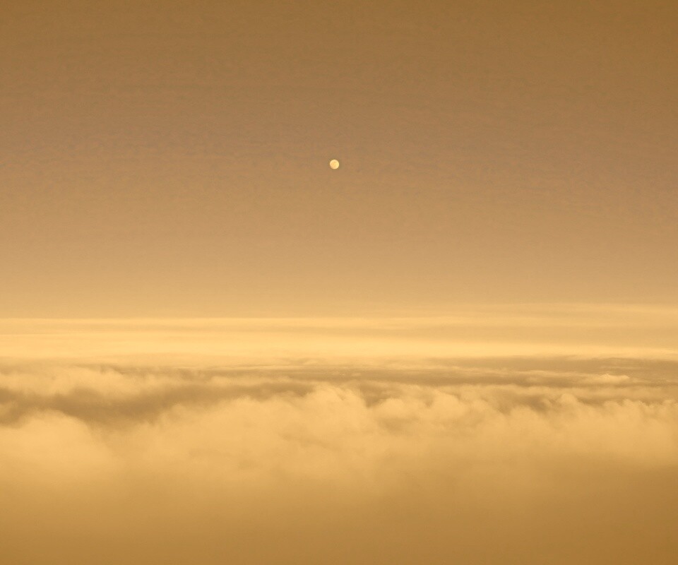 Одинокая луна над облаками обои