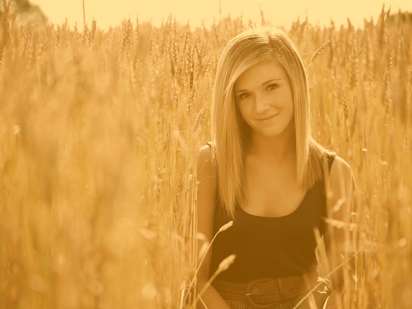 Девушка во ржи обои