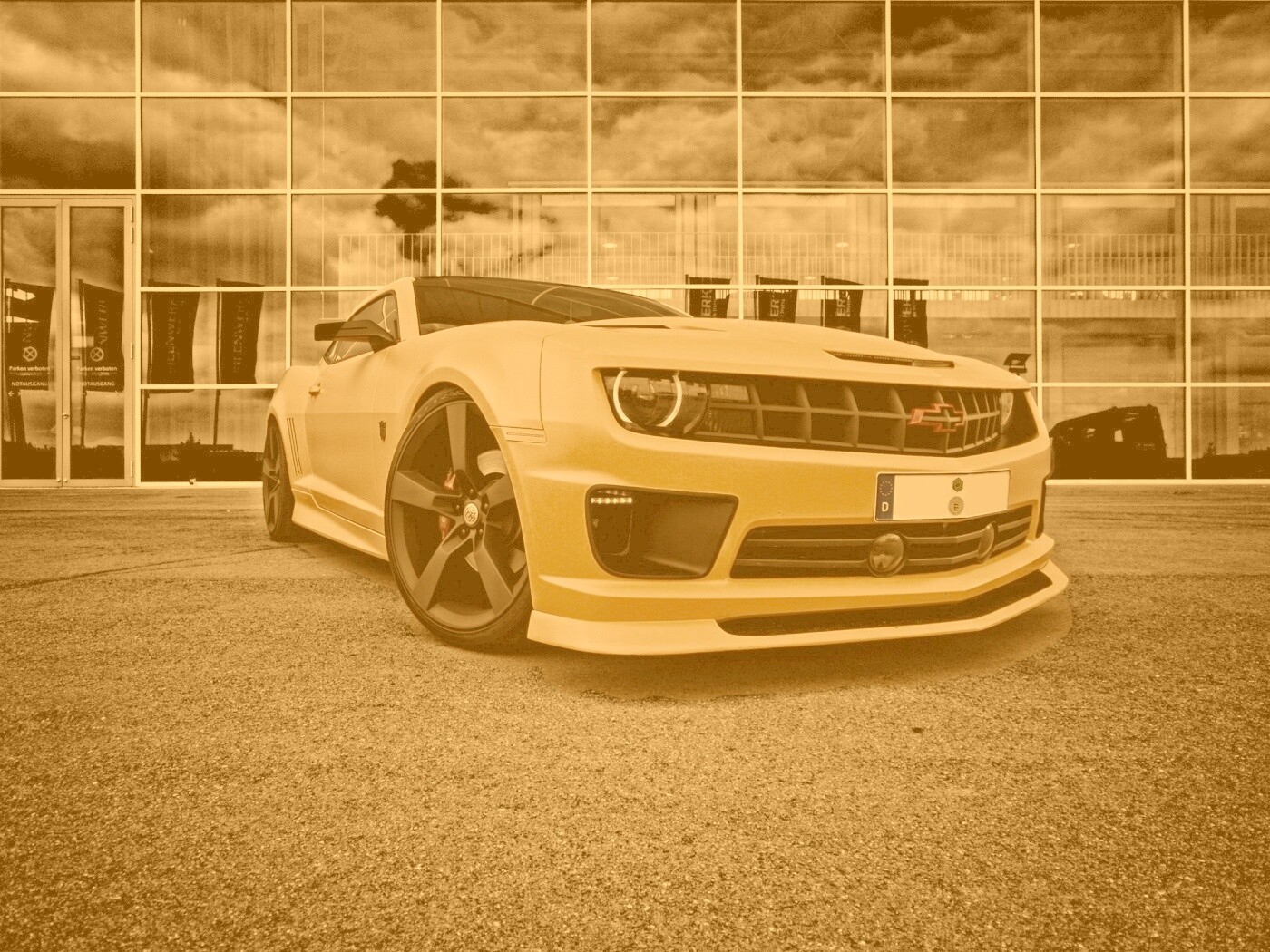 Желтый монстр обои