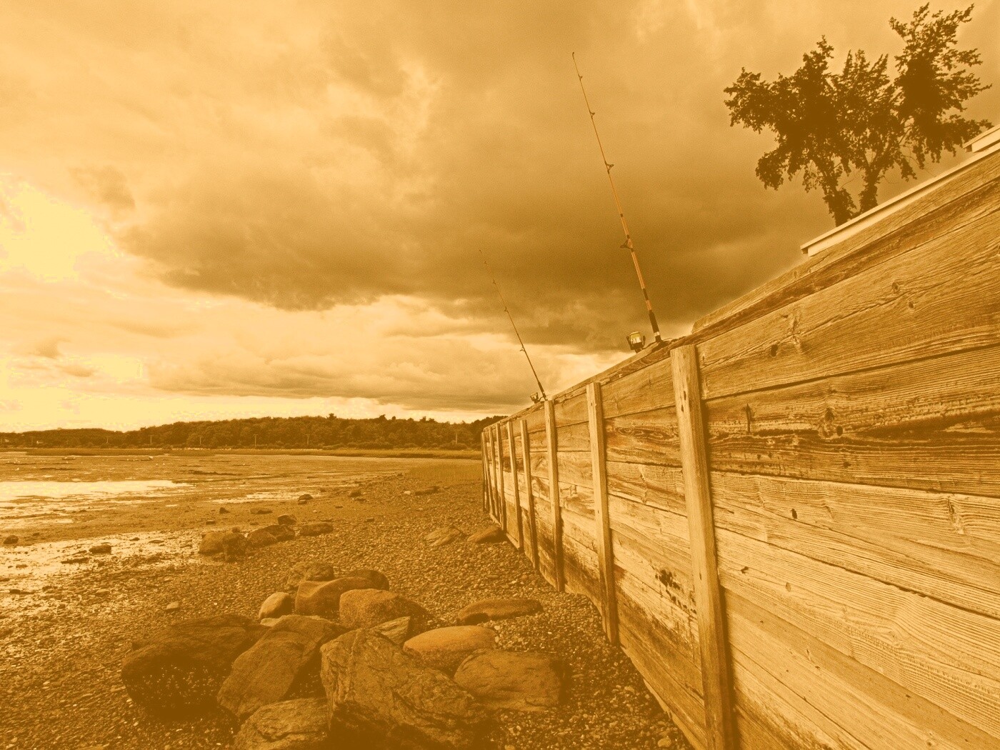 Отлив у деревянной набережной обои