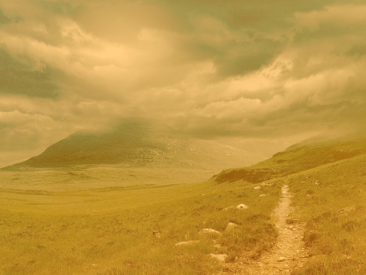 Тропинка средь холмов обои