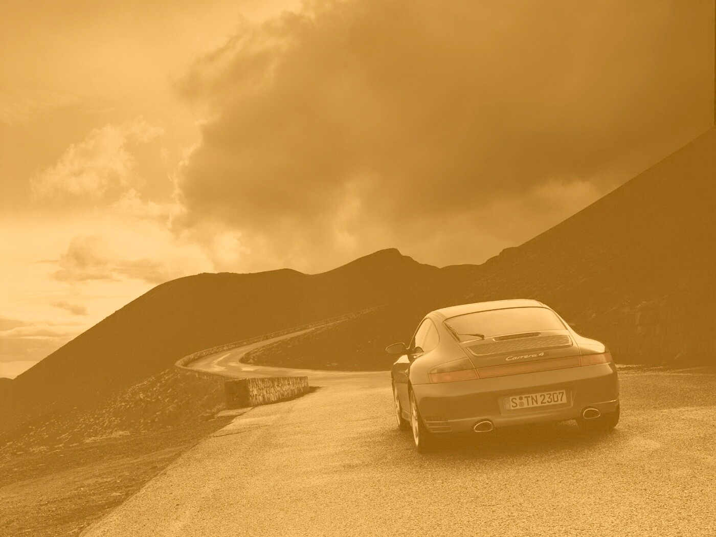 Черный Порше на горной дороге обои