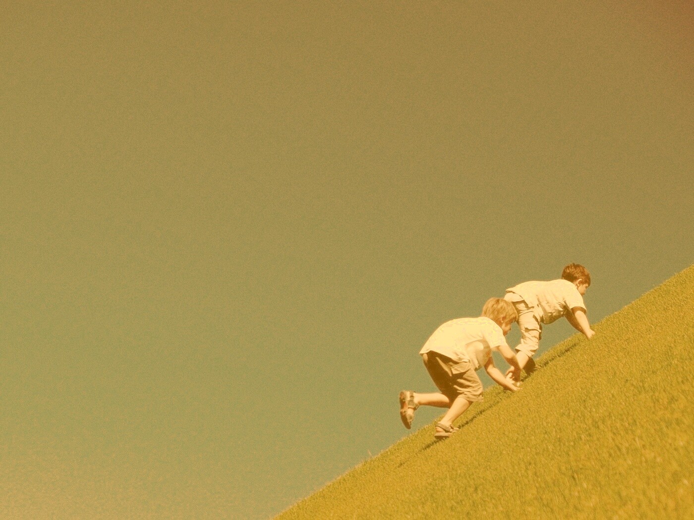 Дети взбираются в гору обои