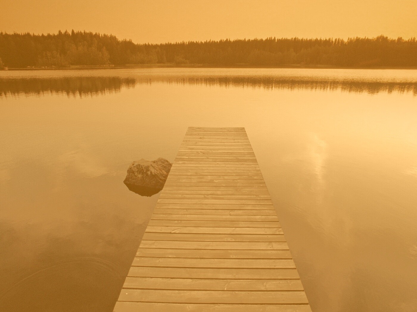 Деревянный пирс на озере обои