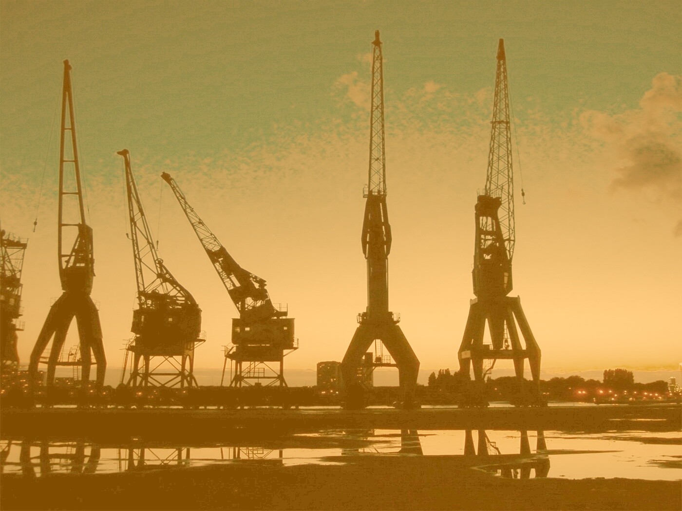 Силуэты портовых кранов обои