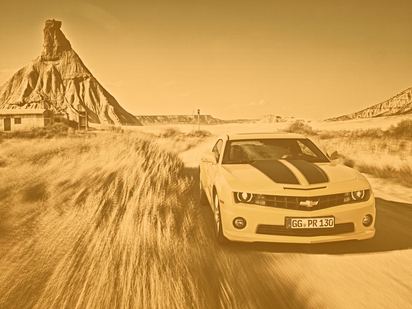 Камаро на пустынной дороге обои