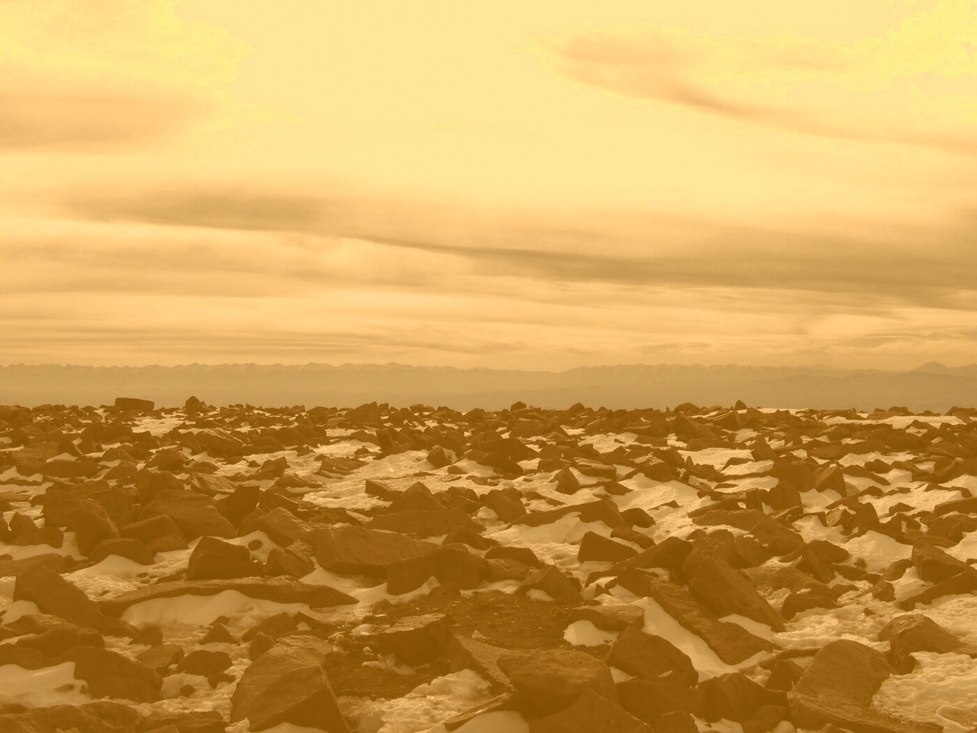 Заснеженная каменистая равнина обои