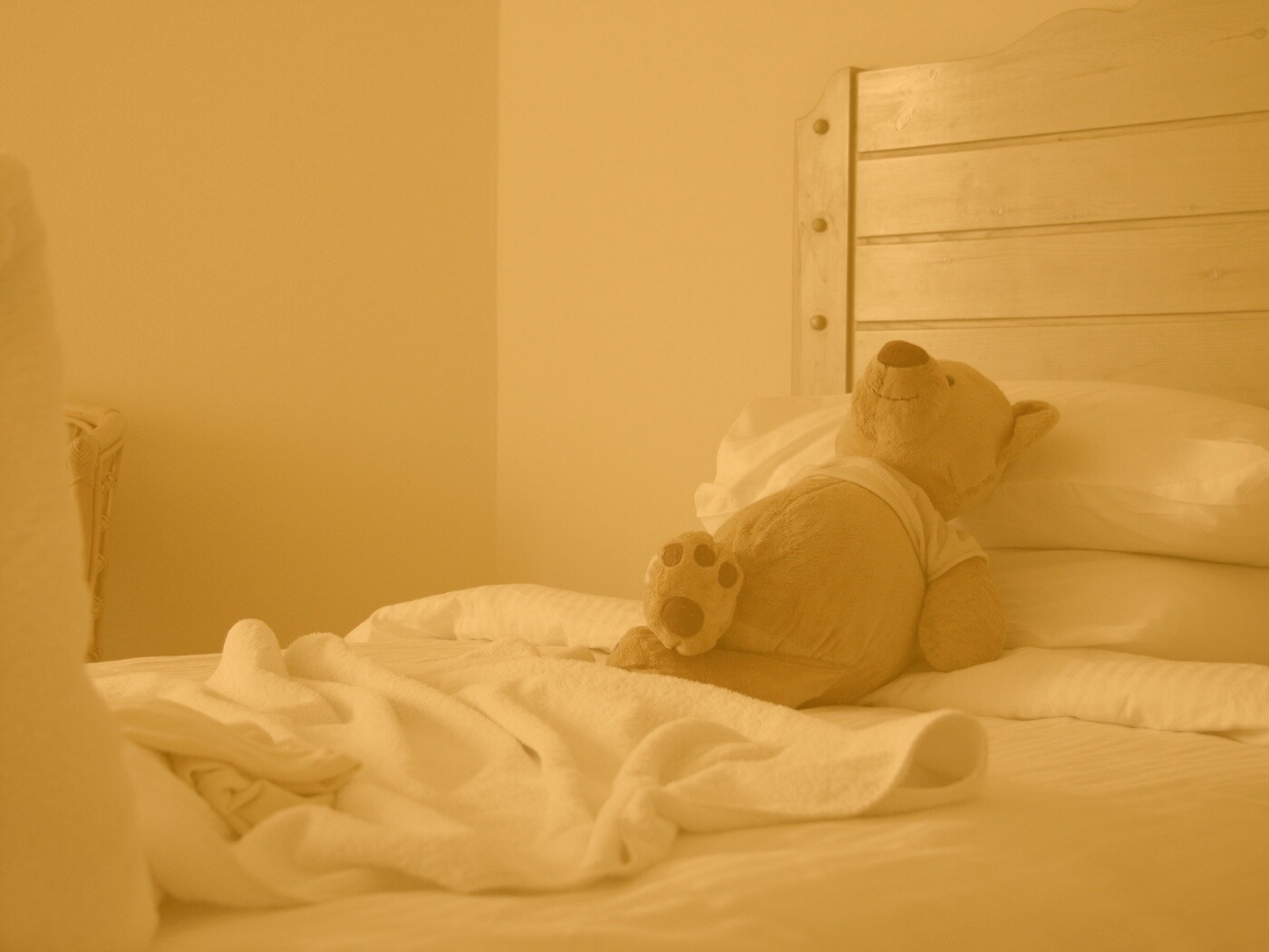 Медвежонок в постели обои