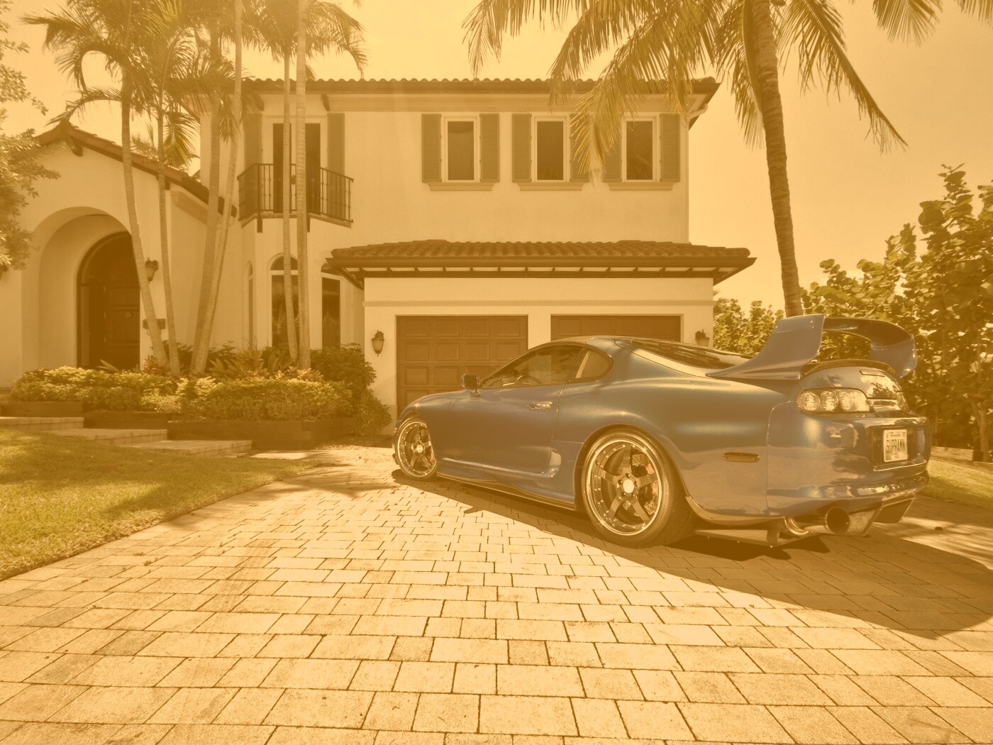 Синее авто у коттеджа обои