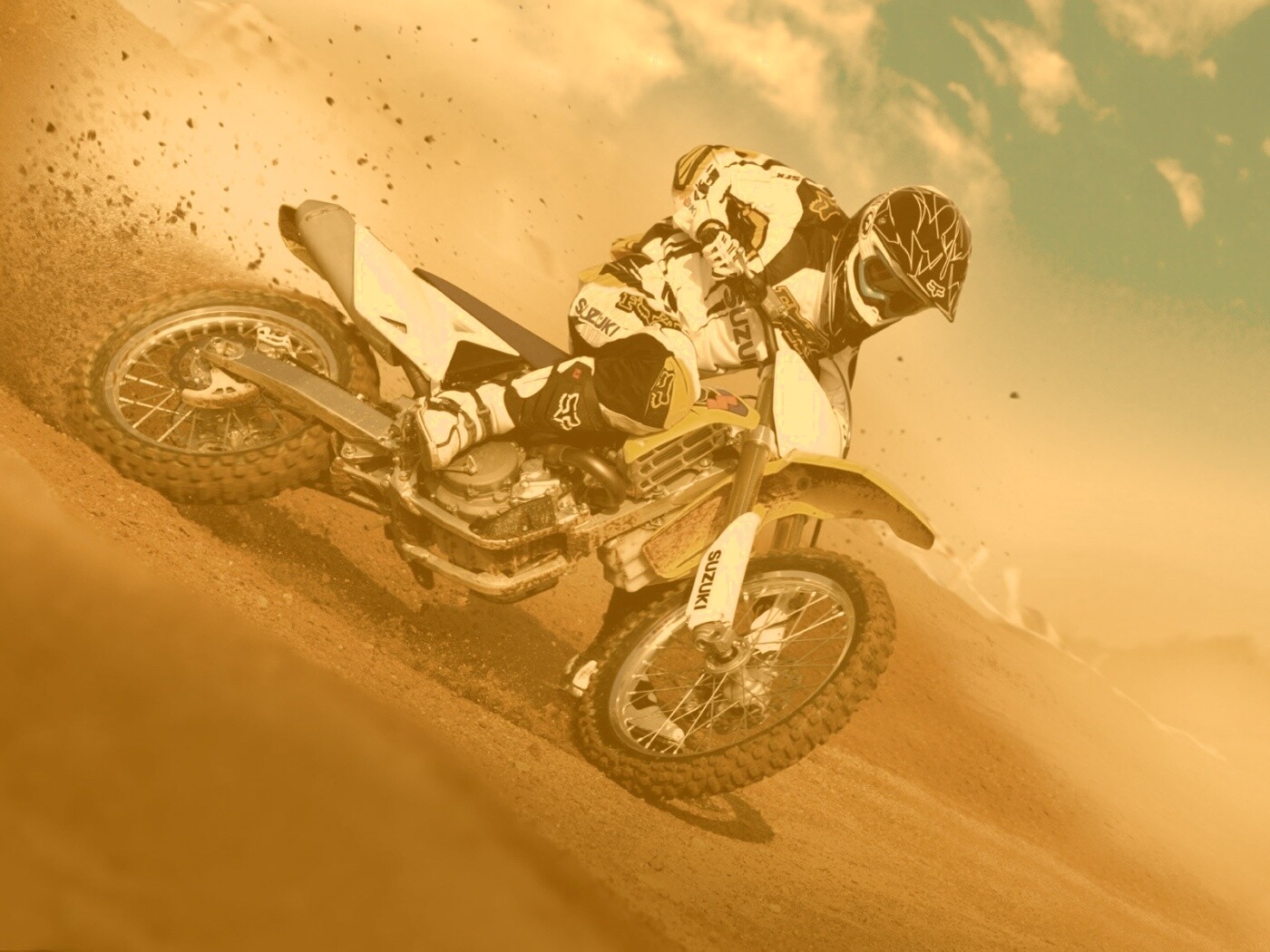 Мотоциклист на кроссовом байке обои