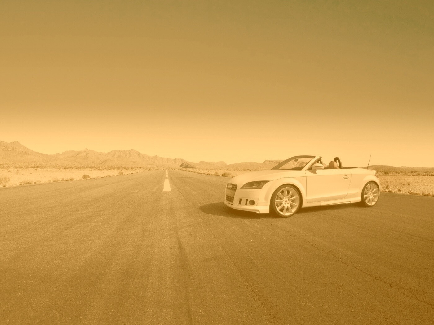 Кабриолет Ауди на пустынной дорге обои