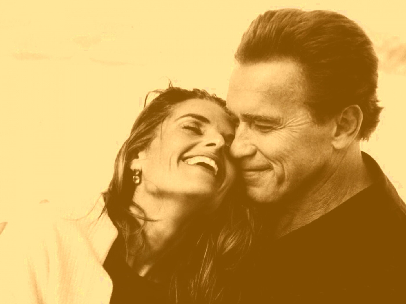 Арнольд Шварцнегер с девушкой обои