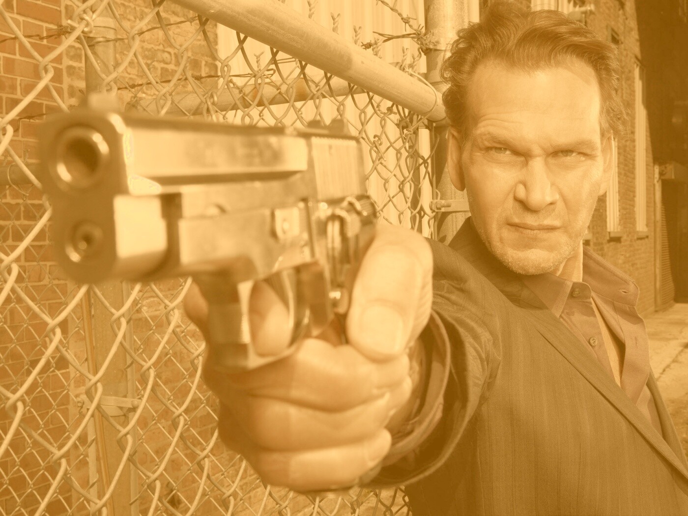 Патрик Суэйзи с пушкой обои