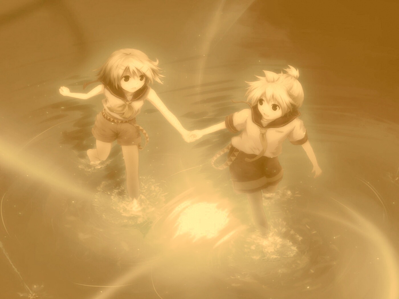 Девочки бегут по воде обои