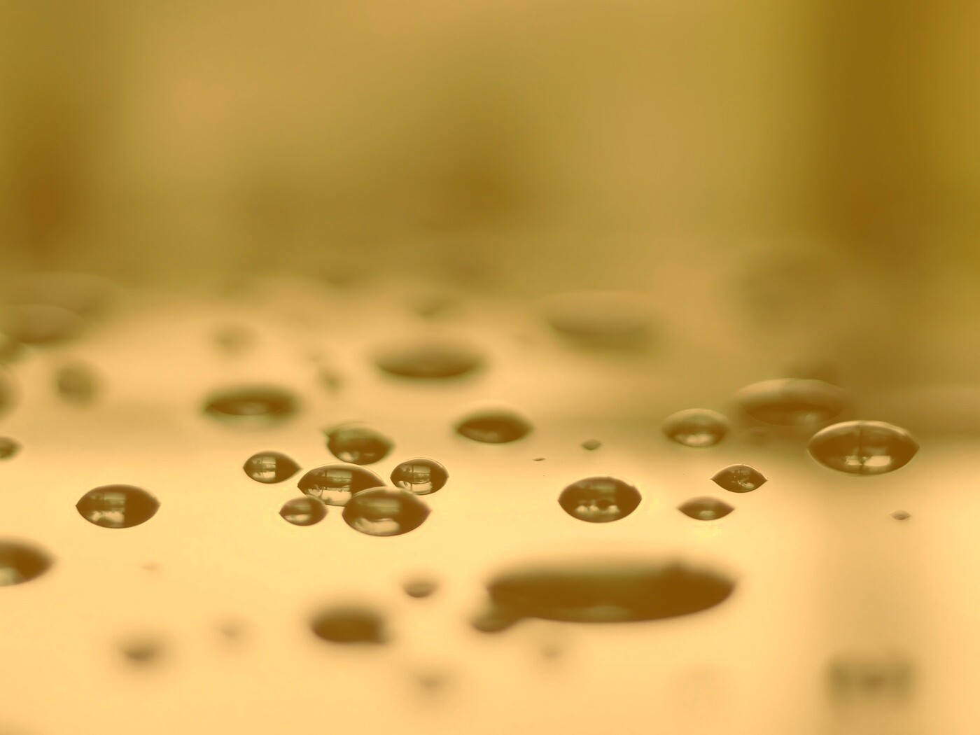 Темные капли на зеркальнйо поверхности обои