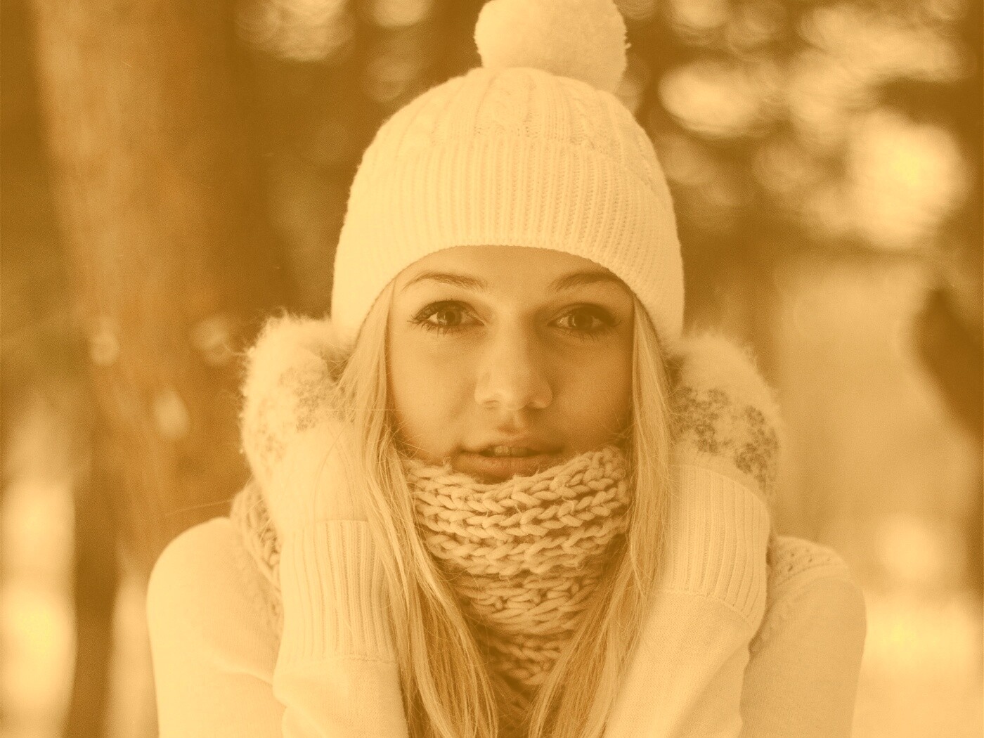 Девушка в белом в снежном лесу обои