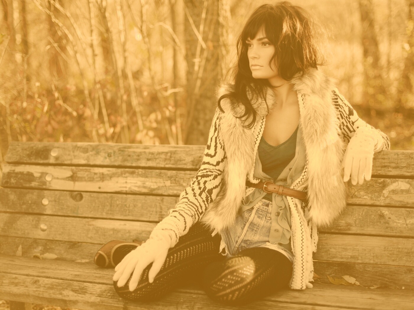 Красивая девушка сидит на скамейке обои