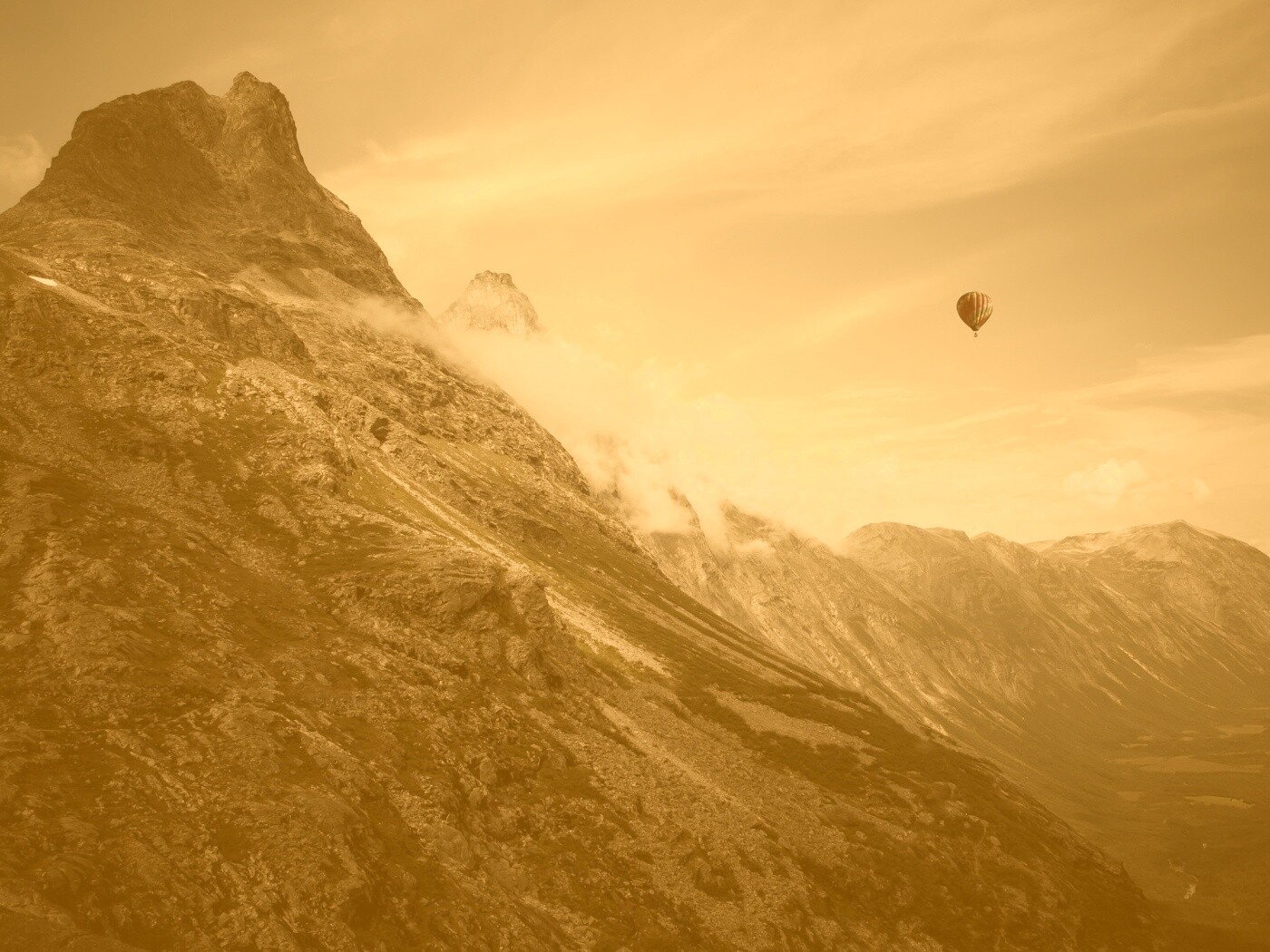 Воздушный шар в горах обои
