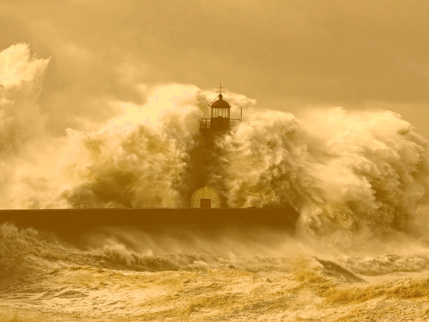 Маяк в шторм обои