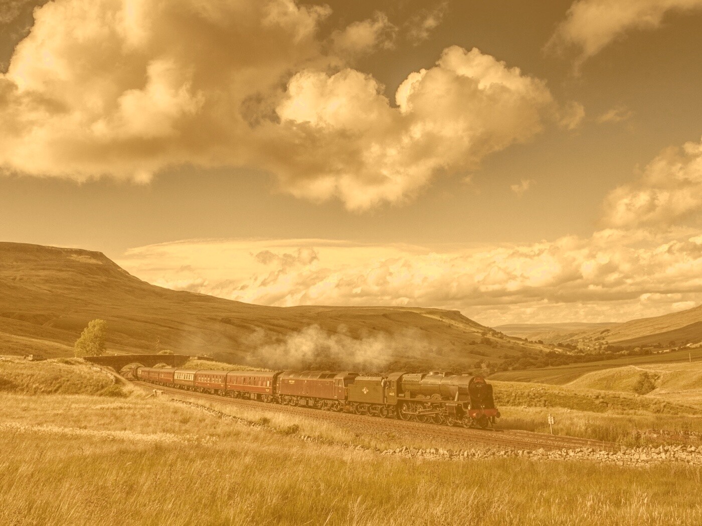 Поезд в долине обои