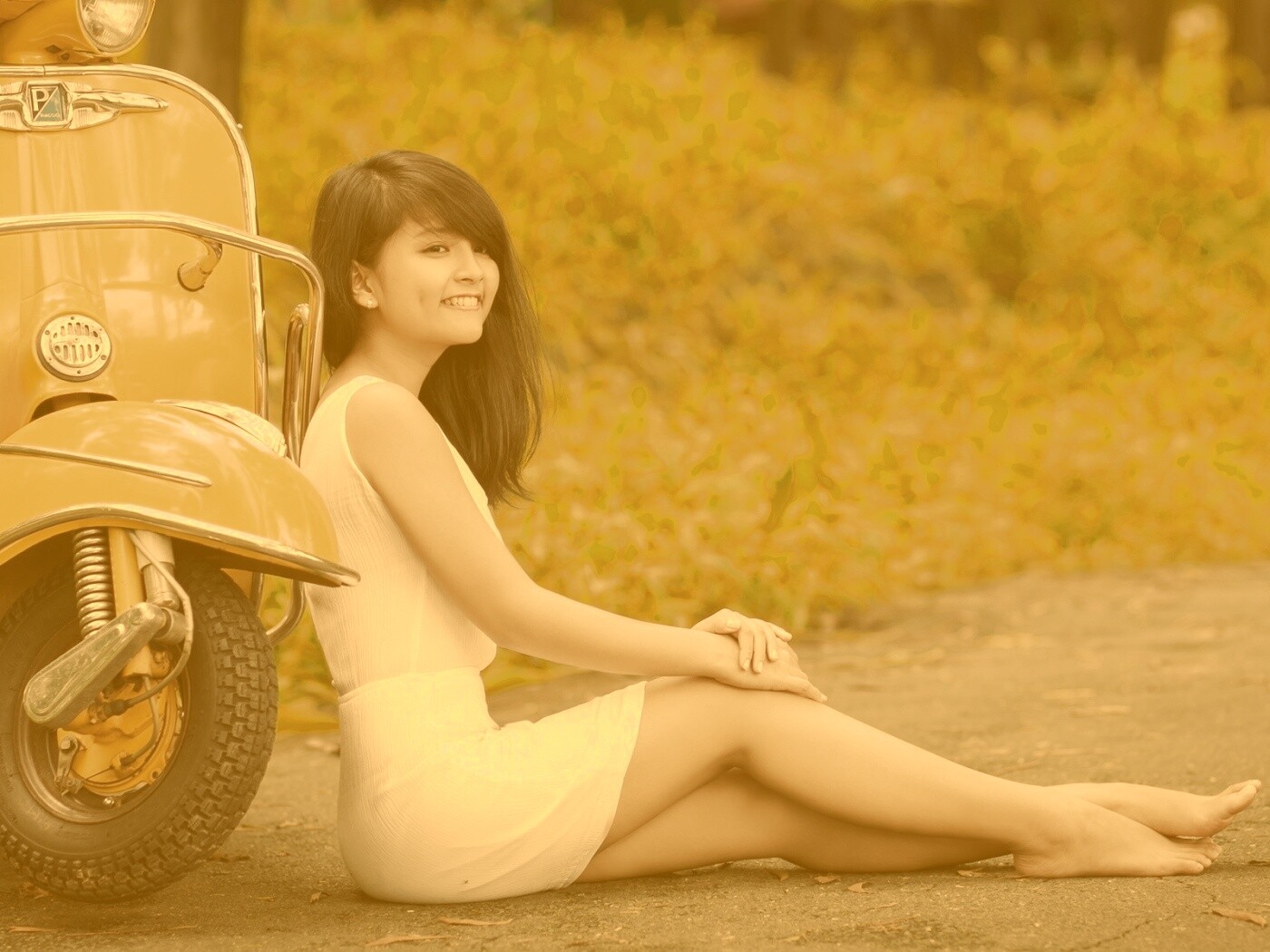 Девушка и мопед обои