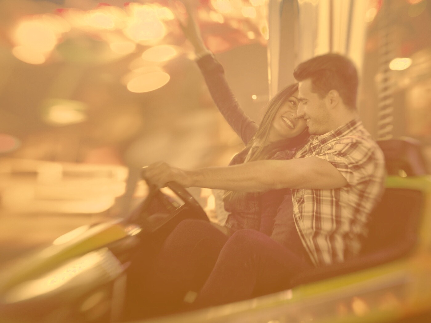 Счастливая пара на аттракционах обои