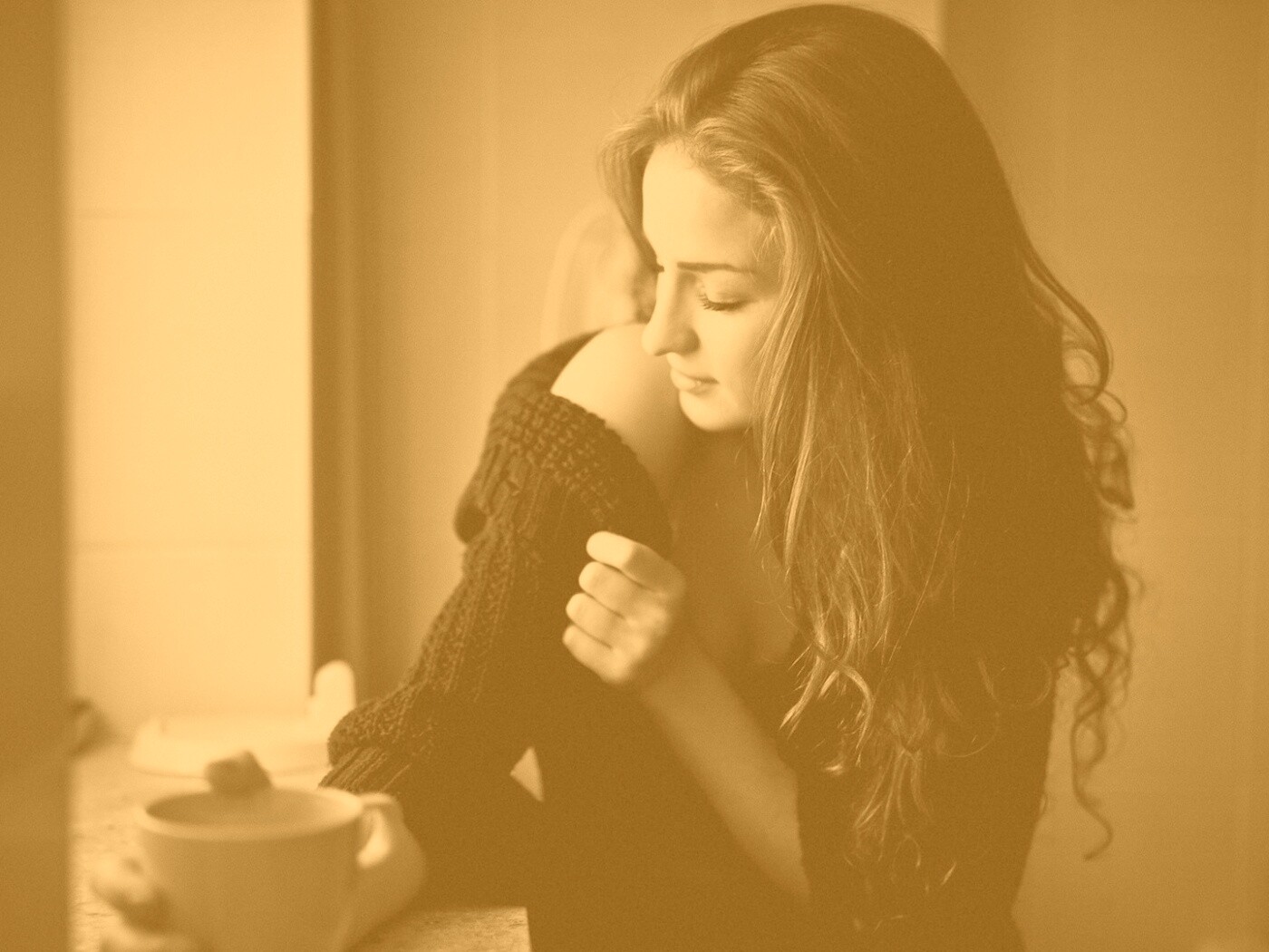 Обнаженное плечо и чашка кофе обои