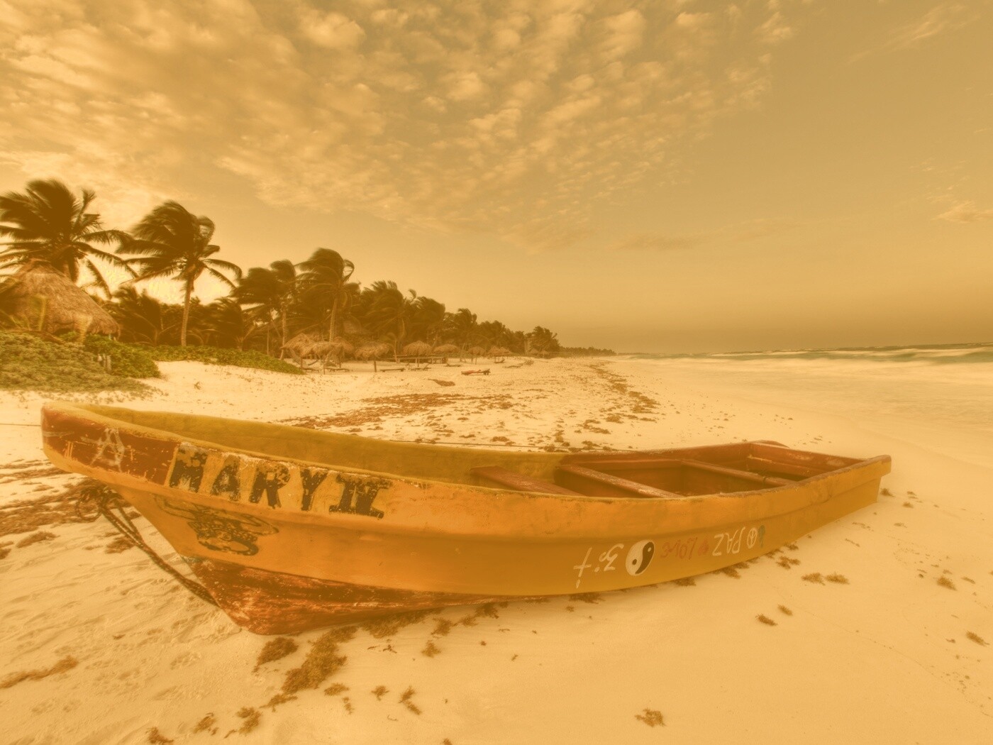 Лодка на берегу моря MARY IV обои