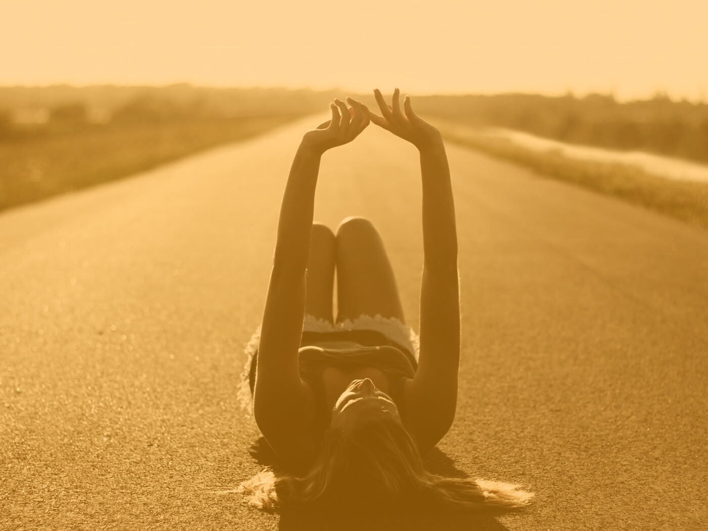 Девушка на асфальте обои