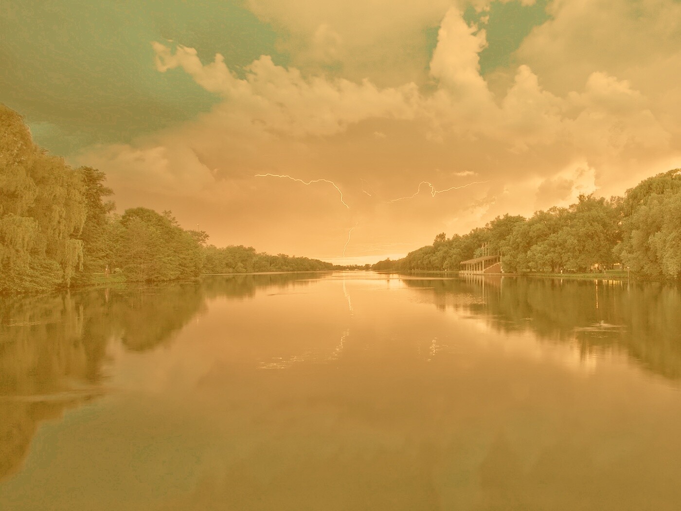 Молнии на фоне заката, стандартные обои mac обои